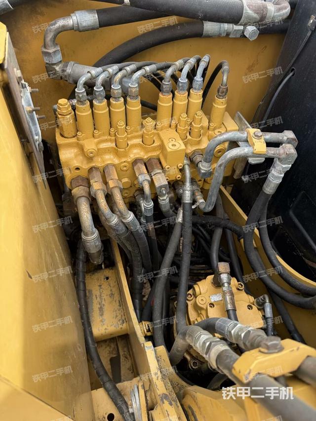 回轉(zhuǎn)馬達(dá)和主控閥（整機(jī)外觀）