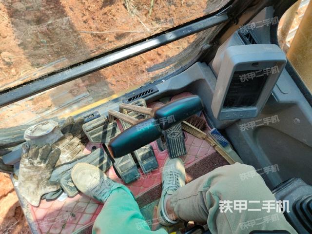 行走控制手柄和踏板?俯拍（駕駛室部分）