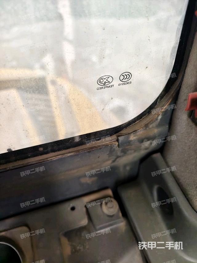 行走控制手柄和踏板?俯拍(駕駛室部分) 行走控制手柄和踏板?俯拍(駕駛室部分)