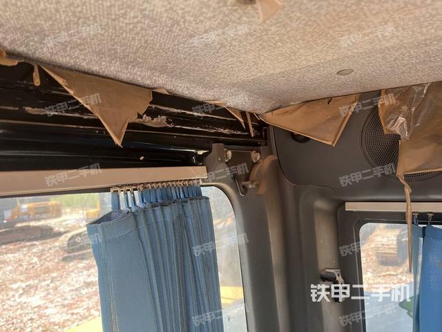 行走控制手柄和踏板?俯拍(駕駛室部分) 行走控制手柄和踏板?俯拍(駕駛室部分)