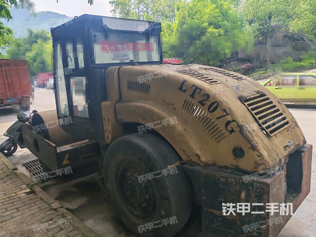 正左側(cè)（壓路機(jī)整機(jī)外觀）