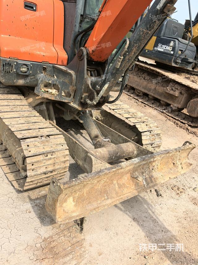 轉盤和下車架正前(工作和回轉裝置) 轉盤和下車架正前(工作和回轉裝置)
