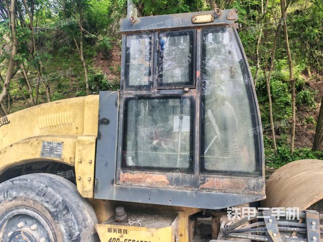 左側(cè)正面照（壓路機(jī)駕駛室）