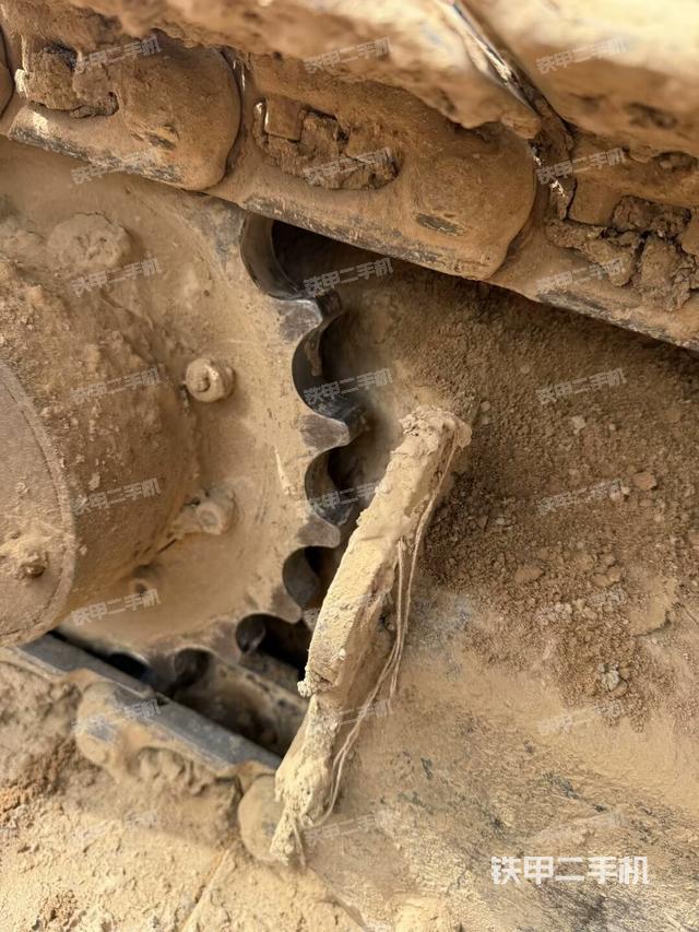 單側(cè)履帶整體(整機(jī)外觀) 單側(cè)履帶整體(整機(jī)外觀)