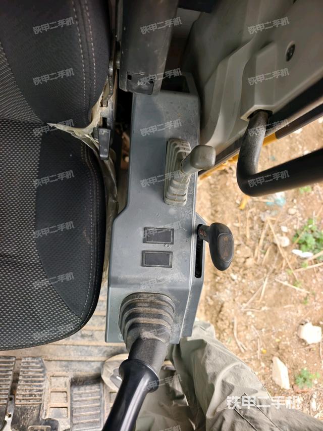 座椅左侧控制台/音响/含左手柄(驾驶室部分) 座椅左侧控制台/音响/含左手柄(驾驶室部分)