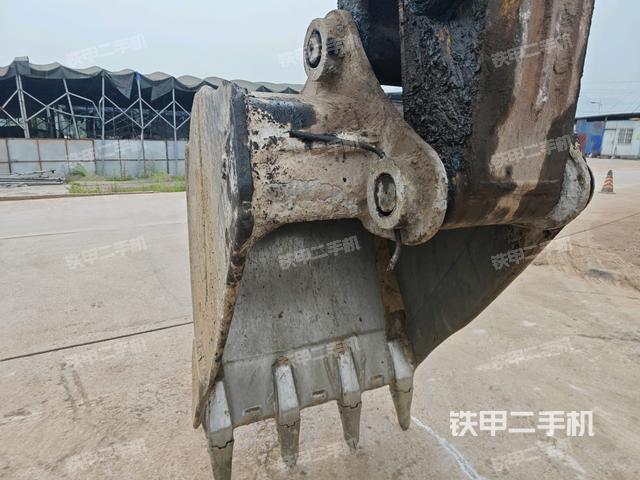 鏟斗右后整體(工作和回轉(zhuǎn)裝置) 鏟斗右后整體(工作和回轉(zhuǎn)裝置)