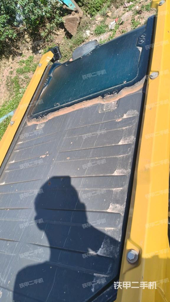 驾驶室顶部(整机外观) 驾驶室顶部(整机外观)