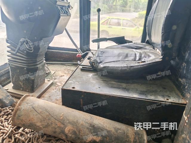 右側(cè)正面照（壓路機(jī)駕駛室）