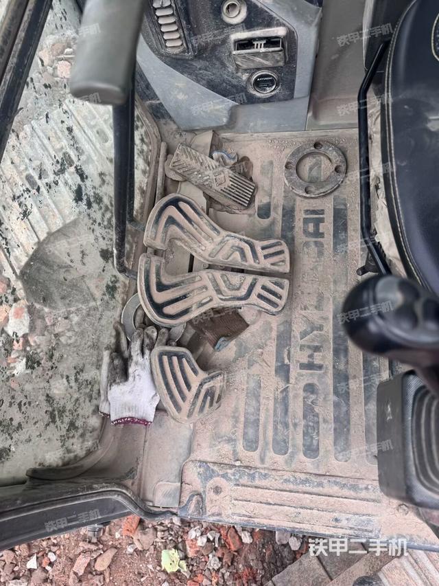 行走控制手柄和踏板?俯拍（駕駛室部分）