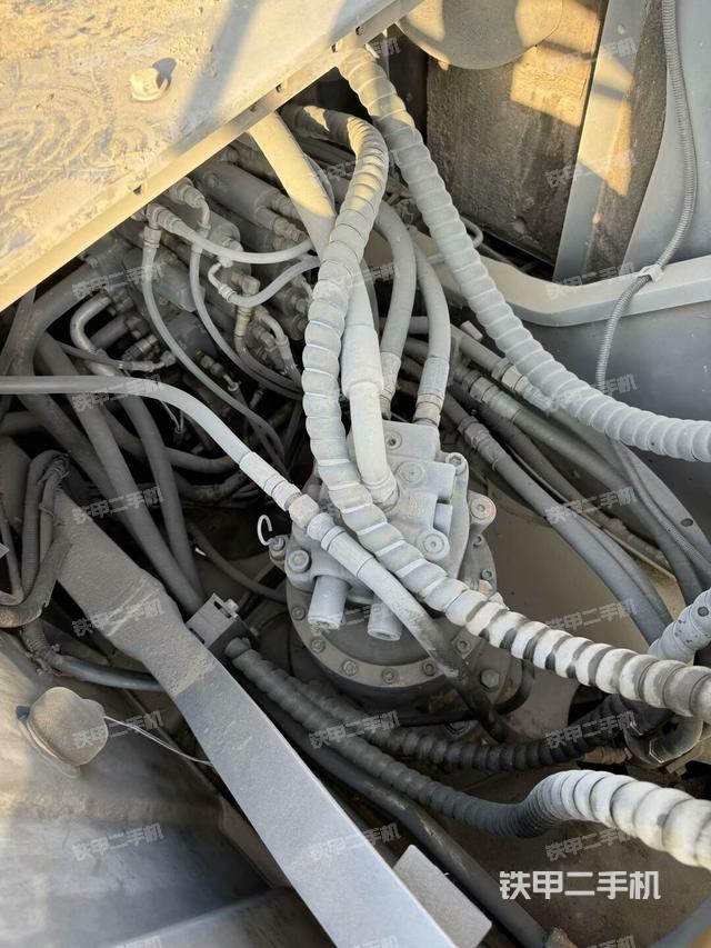 回轉(zhuǎn)馬達(dá)和主控閥(整機(jī)外觀) 回轉(zhuǎn)馬達(dá)和主控閥(整機(jī)外觀)