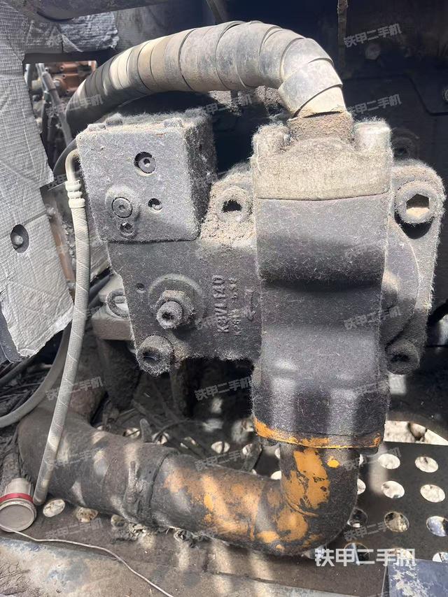 液压泵舱室正面整体（整机外观）