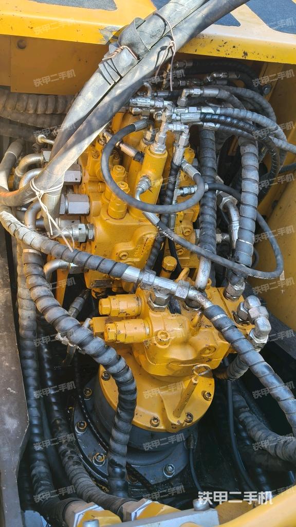 回轉(zhuǎn)馬達和主控閥（整機外觀）