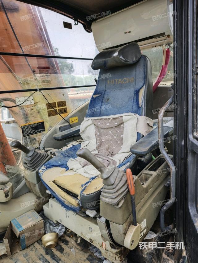 駕駛室整體（整機外觀）