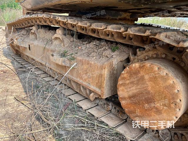 單側(cè)履帶整體(整機(jī)外觀) 單側(cè)履帶整體(整機(jī)外觀)