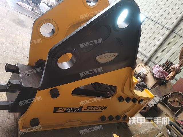 整機右后45°(設(shè)備外觀及核心部件) 整機右后45°(設(shè)備外觀及核心部件)