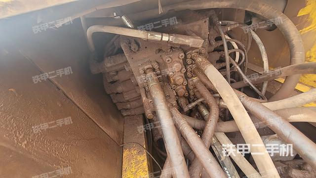 回转马达和主控阀（整机外观）