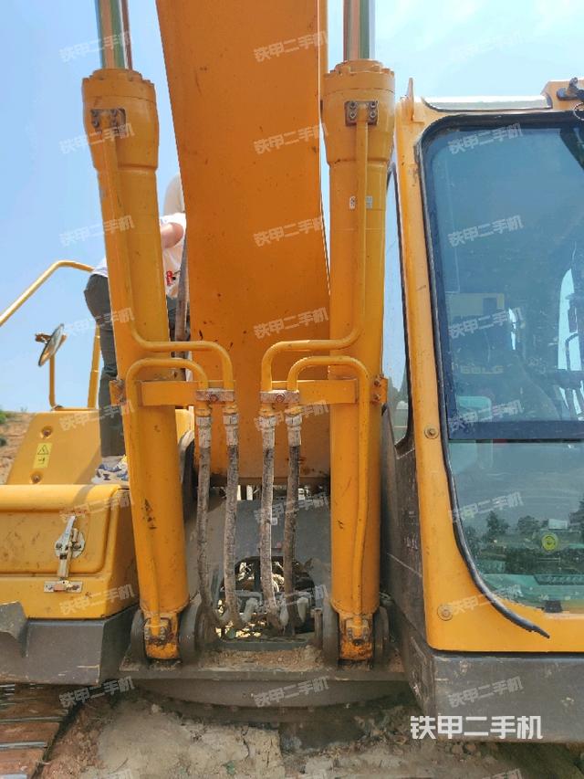 大臂油缸整體?豎拍（工作和回轉(zhuǎn)裝置）