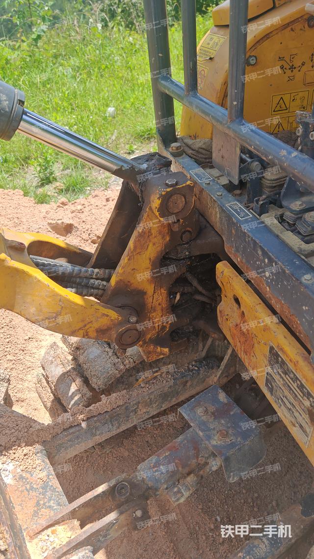 駕駛室頂部(整機(jī)外觀) 駕駛室頂部(整機(jī)外觀)