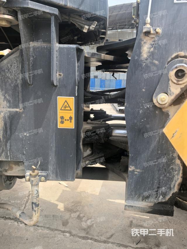 车架铰接（液压/传动系统）