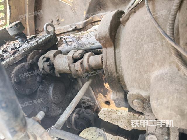 發(fā)動(dòng)機(jī)艙液壓泵全景（壓路機(jī)發(fā)動(dòng)機(jī)艙）