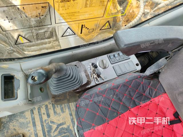 座椅右側(cè)控制臺(tái)/鑰匙門/油門/含右手柄(駕駛室部分) 座椅右側(cè)控制臺(tái)/鑰匙門/油門/含右手柄(駕駛室部分)