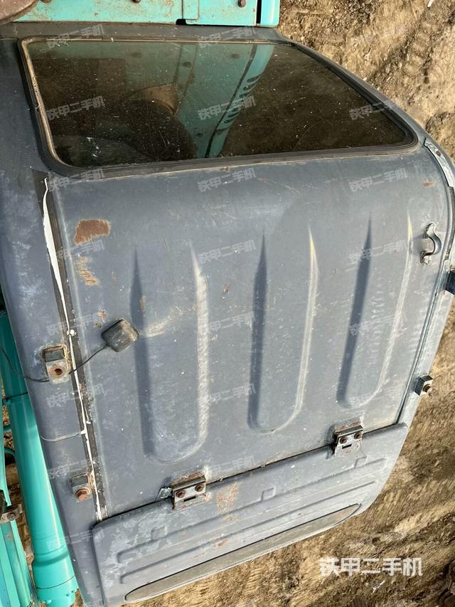駕駛室頂部(整機(jī)外觀) 駕駛室頂部(整機(jī)外觀)