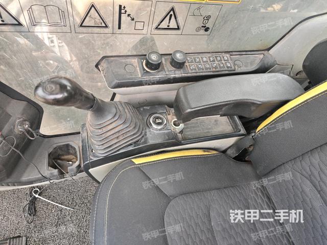 座椅右側(cè)控制臺/鑰匙門/油門/含右手柄(駕駛室部分) 座椅右側(cè)控制臺/鑰匙門/油門/含右手柄(駕駛室部分)