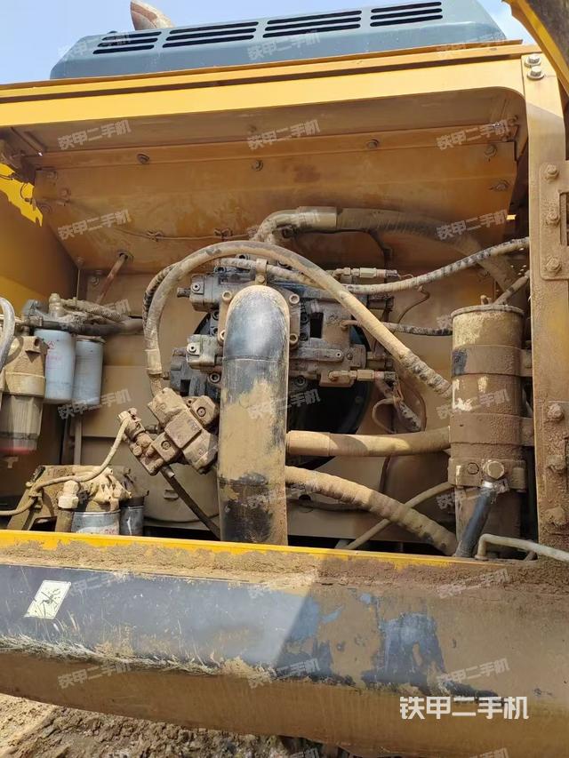 液壓泵艙室正面整體（整機(jī)外觀）