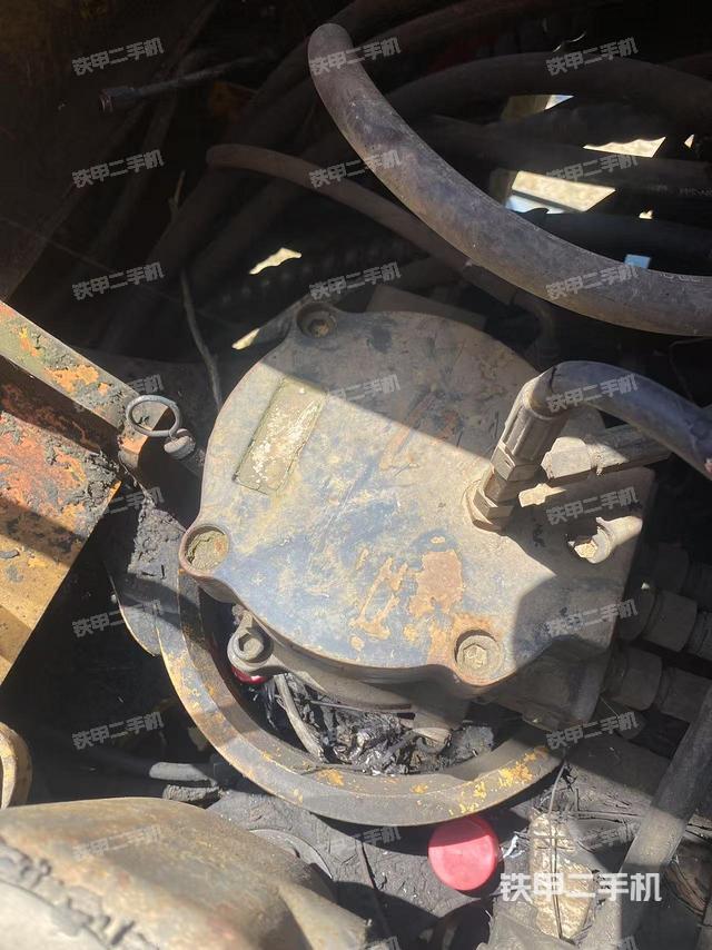 液压泵舱室正面整体（整机外观）