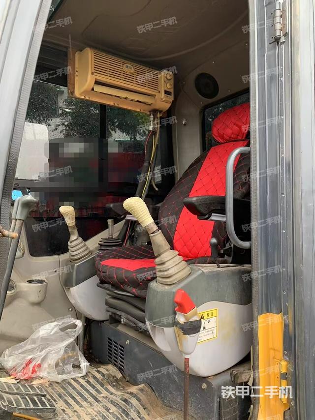 駕駛室整體(整機(jī)外觀) 駕駛室整體(整機(jī)外觀)