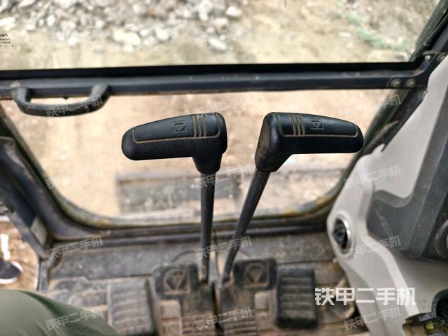 行走控制手柄和踏板 俯拍(驾驶室部分) 行走控制手柄和踏板 俯拍(驾驶室部分)