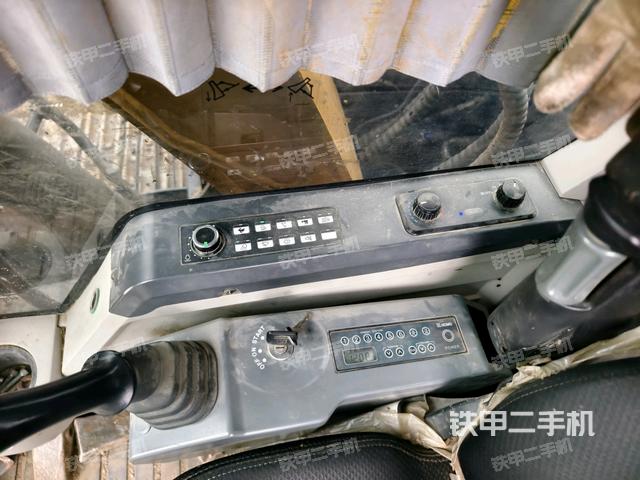 座椅右侧控制台/钥匙门/油门/含右手柄(驾驶室部分) 座椅右侧控制台/钥匙门/油门/含右手柄(驾驶室部分)