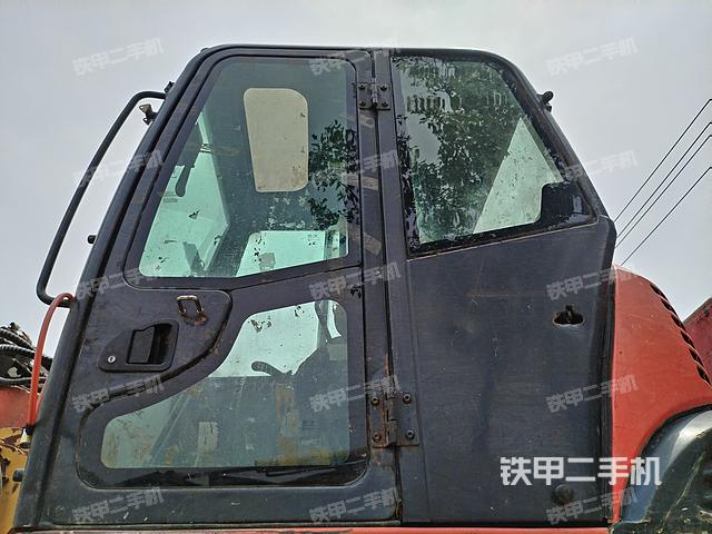 駕駛室頂部(整機外觀) 駕駛室頂部(整機外觀)