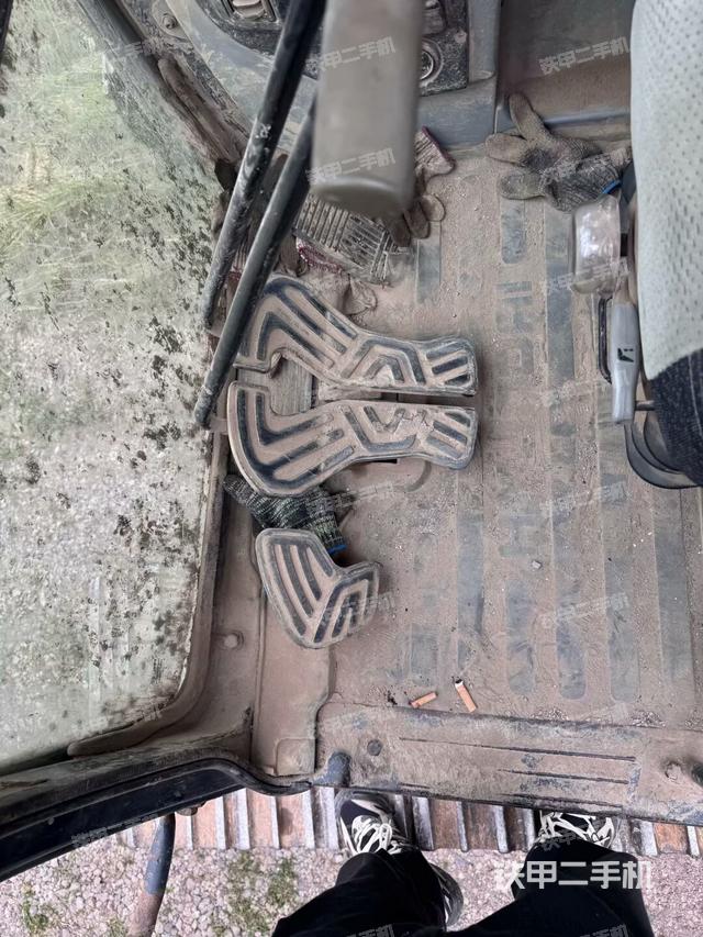 行走控制手柄和踏板?俯拍(駕駛室部分) 行走控制手柄和踏板?俯拍(駕駛室部分)