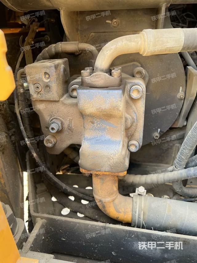 液壓泵艙室正面整體(整機(jī)外觀) 液壓泵艙室正面整體(整機(jī)外觀)