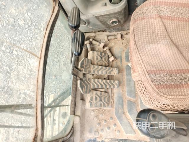 行走控制手柄和踏板?俯拍(駕駛室部分) 行走控制手柄和踏板?俯拍(駕駛室部分)