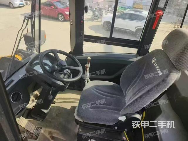 驾驶室内部（驾驶室部分）