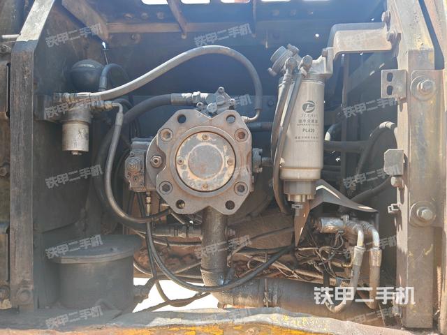 液压泵舱室正面整体(整机外观) 液压泵舱室正面整体(整机外观)