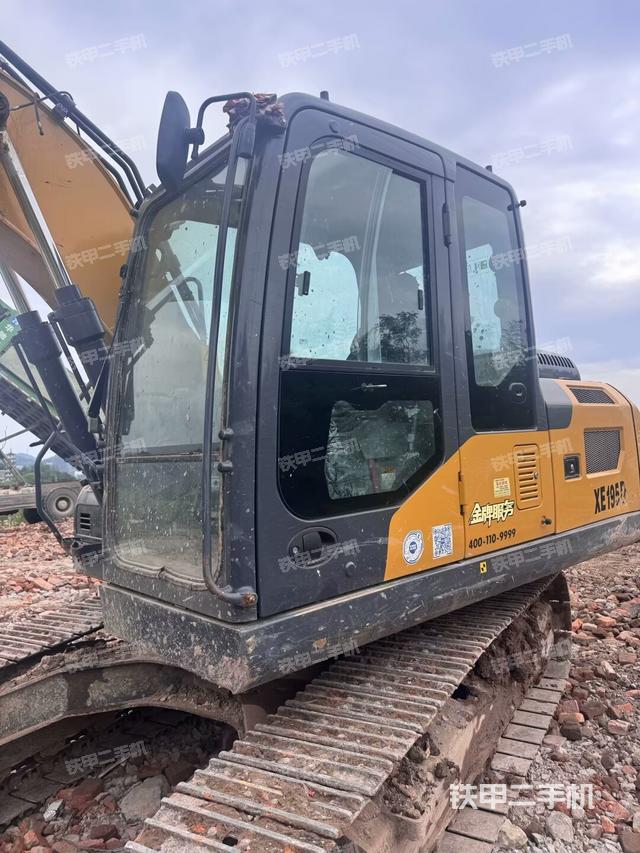 行走控制手柄和踏板 俯拍(驾驶室部分) 行走控制手柄和踏板 俯拍(驾驶室部分)