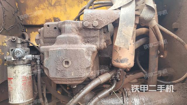 液压泵舱室正面整体（整机外观）