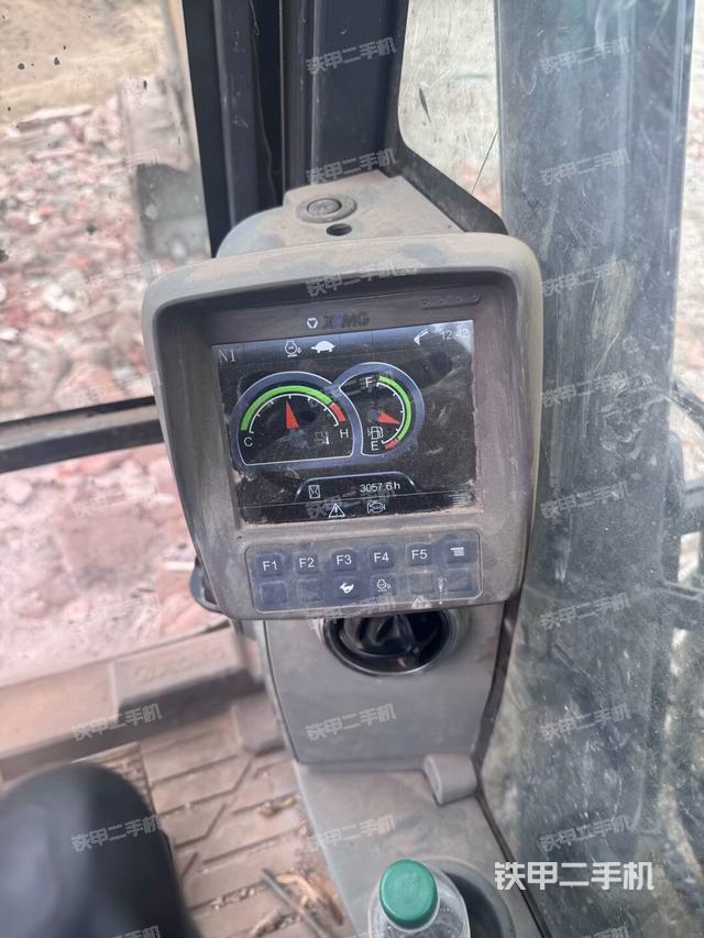 显示屏 (驾驶室部分) 显示屏 (驾驶室部分)