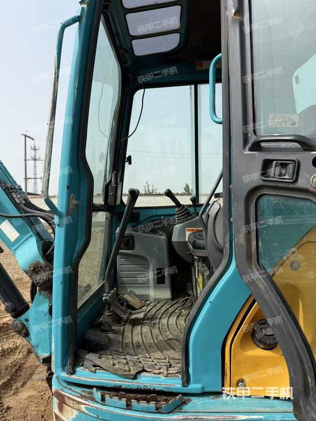 駕駛室頂部(整機(jī)外觀) 駕駛室頂部(整機(jī)外觀)