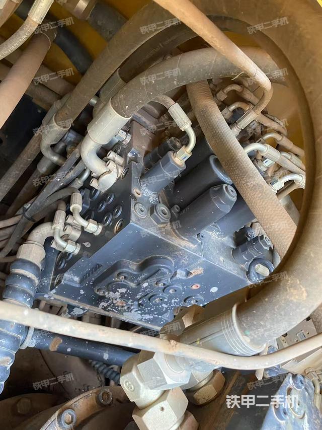 回轉(zhuǎn)馬達(dá)和主控閥（整機(jī)外觀）