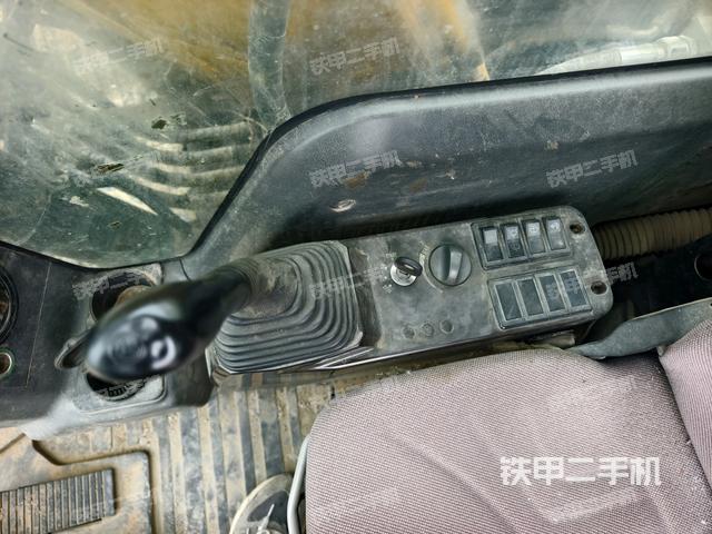 座椅右側(cè)控制臺(tái)/鑰匙門/油門/含右手柄（駕駛室部分）