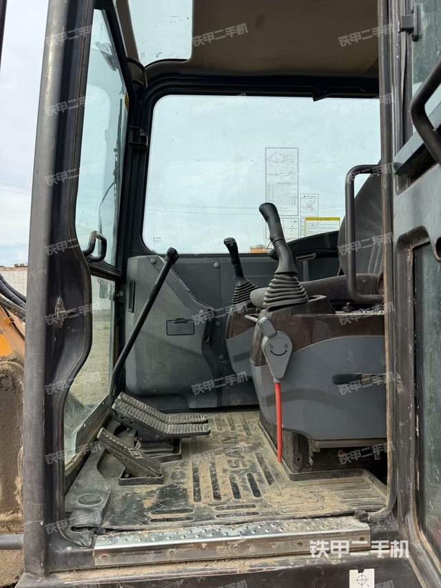 驾驶室顶部(整机外观) 驾驶室顶部(整机外观)