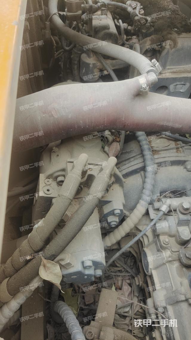 液压泵舱室正面整体（整机外观）