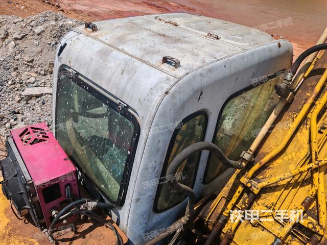 驾驶室顶部(整机外观) 驾驶室顶部(整机外观)