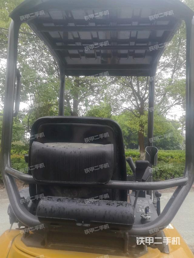 后窗玻璃角標(駕駛室部分) 后窗玻璃角標(駕駛室部分)