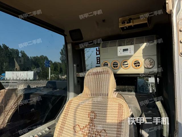 駕駛室頂部(整機(jī)外觀) 駕駛室頂部(整機(jī)外觀)