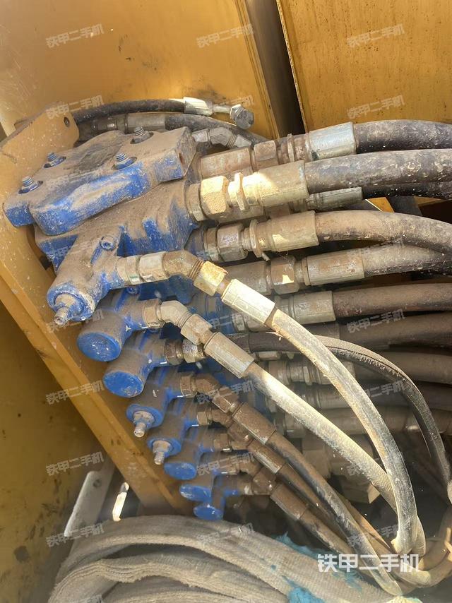 回转马达和主控阀(整机外观) 回转马达和主控阀(整机外观)